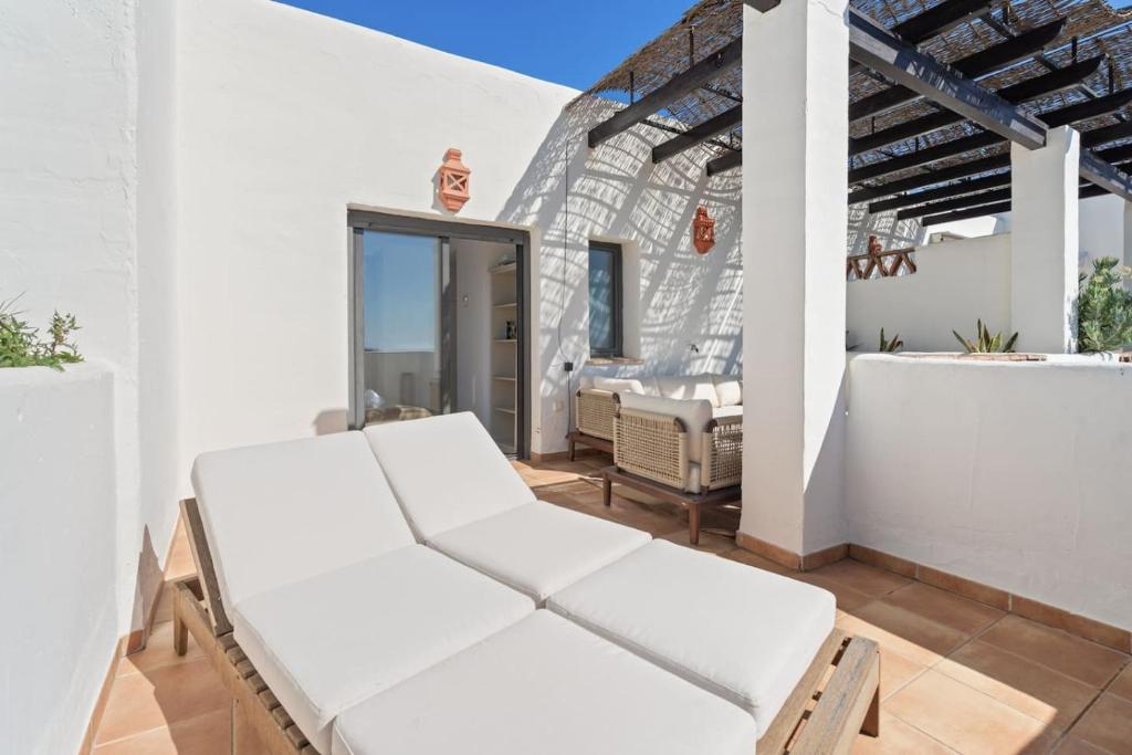 Sunset Golf Apartment - Pool and Beach Nearby