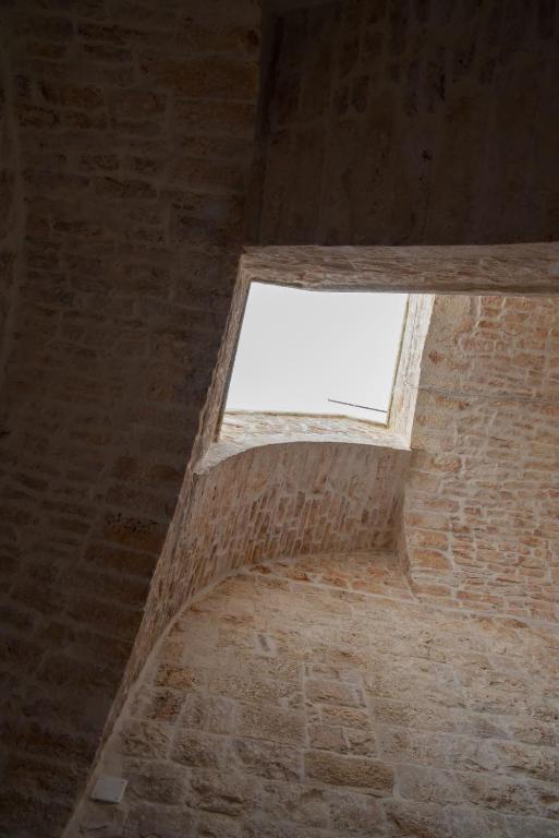a window in a brick building with a sky at Tracce nel Borgo in Putignano