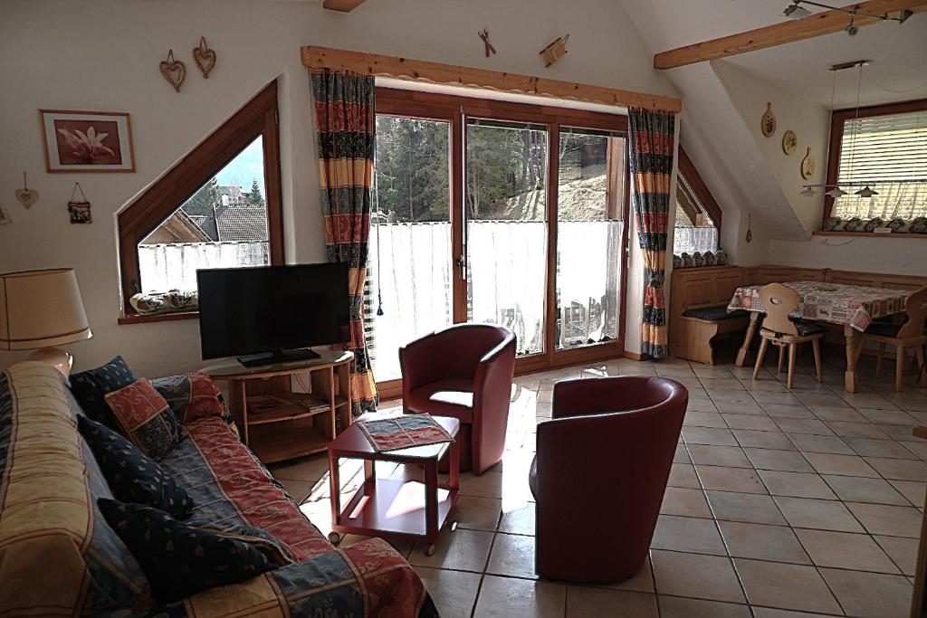 a living room with a couch and a tv at Appartement Luisa in Bad Kleinkirchheim