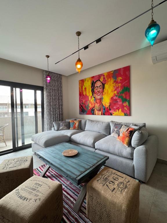 a living room with a couch and a table at Charming privado in Madinaty