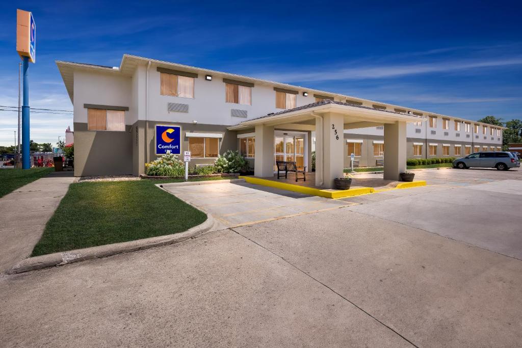 a building with a parking lot in front of it at Comfort Inn in Marion