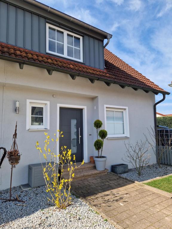a white house with a black door at Apartment Stark in Merkendorf
