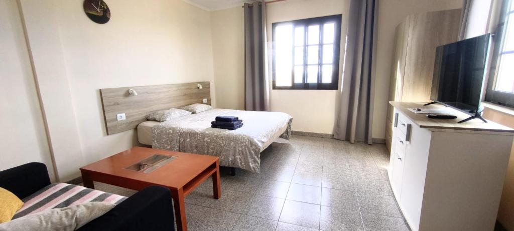 mały pokój hotelowy z łóżkiem i telewizorem w obiekcie Big Room at Villa Lila w Puerto de la Cruz