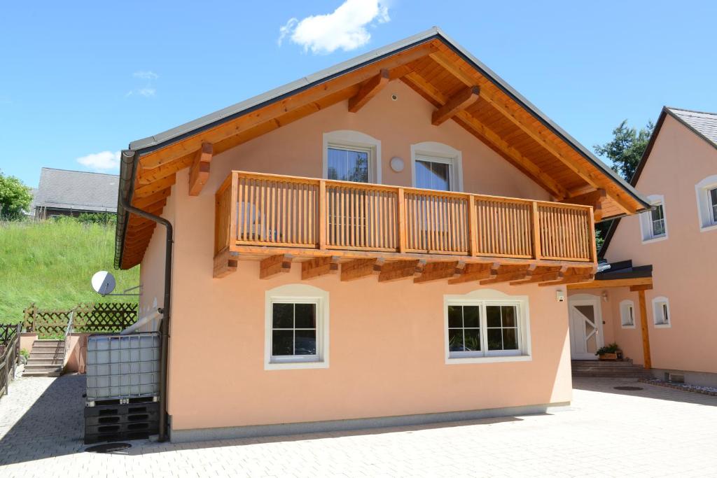ein Haus mit Balkon darüber in der Unterkunft Ferienwohnungen Markus in Fohnsdorf