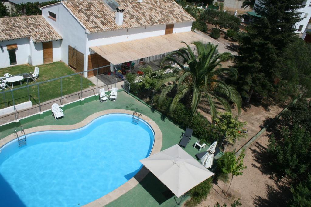 una vista aérea de una piscina frente a una casa en El Campillo, casa de campo cerca de la playa, en Navajas