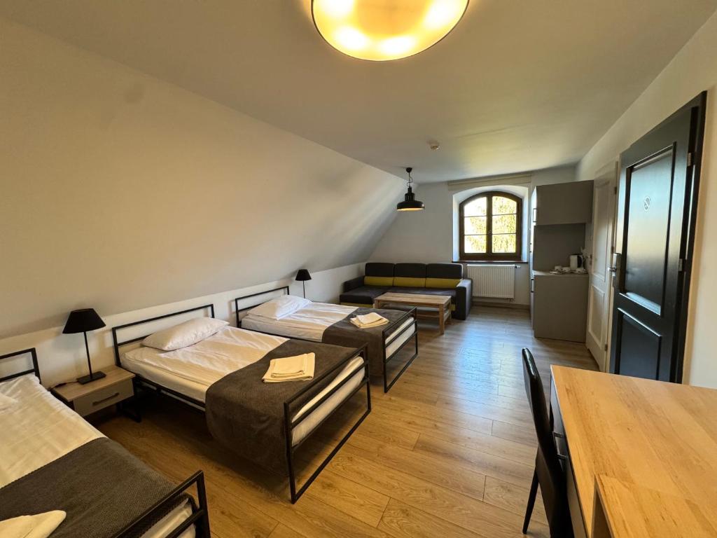 Hotel Żuraw w Starym Spichlerzu - Triple Room With Private Bathroom