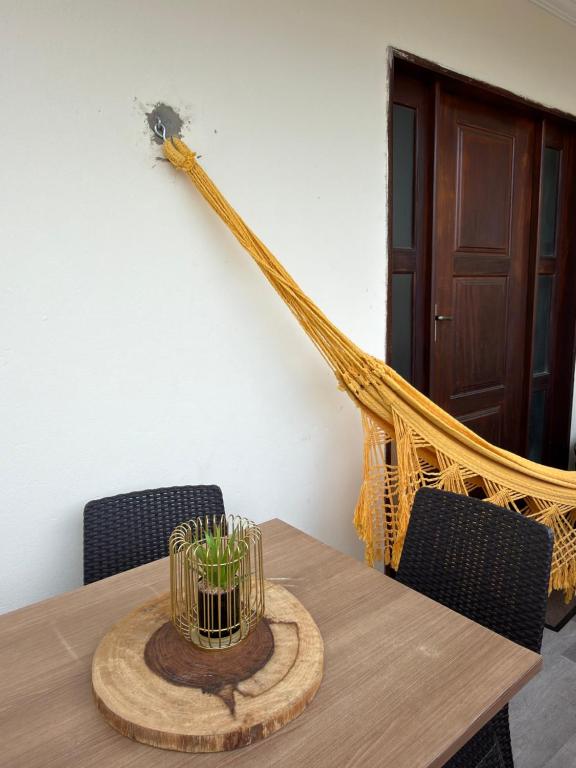 a hammock on a table with two chairs at Espaço Parque das Gaivotas in Vila Velha
