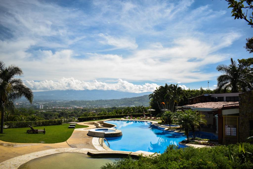 COSTA RICA, Apartamento en condominio Avalon Country Club,Santa Ana, terraza,balcon, restaurante, piscina, tenis,gimnasio - Appartement De Luxe 2 Chambres Avec Vue Sur Jardin