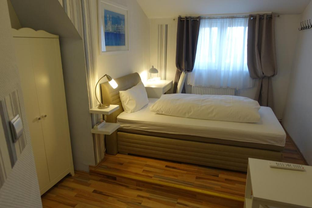 Postel nebo postele na pokoji v ubytování Hotel Villa Konstanz