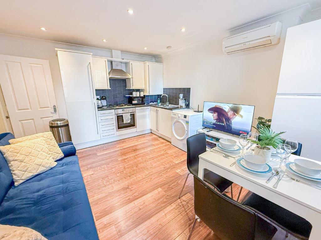 Promo Rate - 2BDR flat with AC in Embankment near Charing Cross ...
