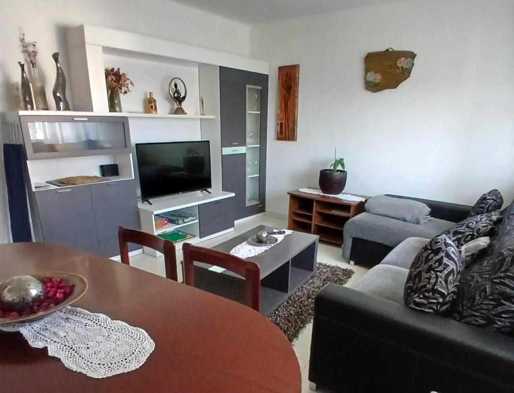 a living room with a couch and a table at Tu piso en el Camino de Santiago in Sarria