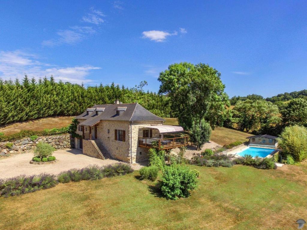 an aerial view of a house with a swimming pool at La Sérénité in Najac