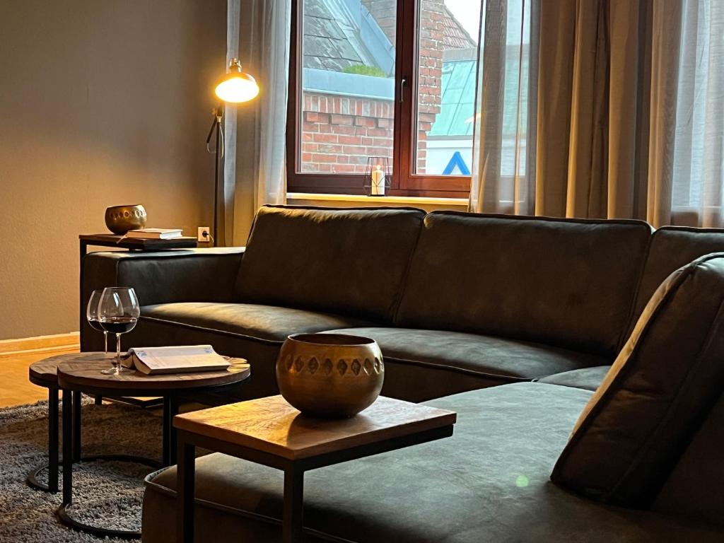 a living room with a couch and a table at Hannas Place in Garding