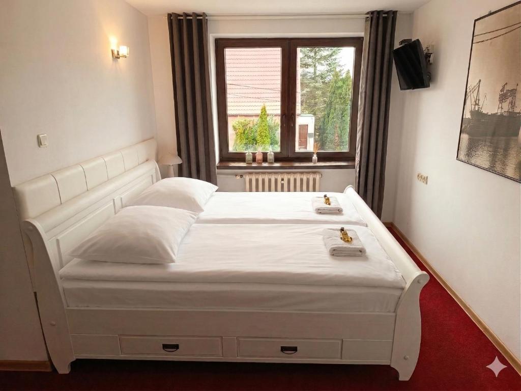 a white bed in a room with a window at Villa Zosieńka - FREE PARKING - Blisko Forum & Stare Miasto in Gdańsk