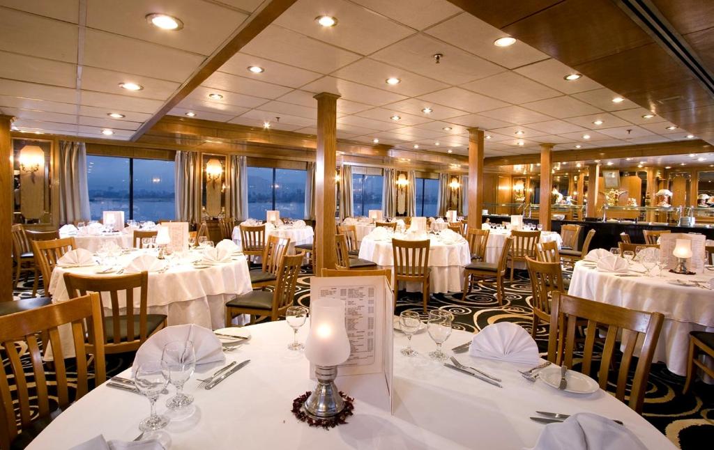 A restaurant or other place to eat at Iberotel Luxor