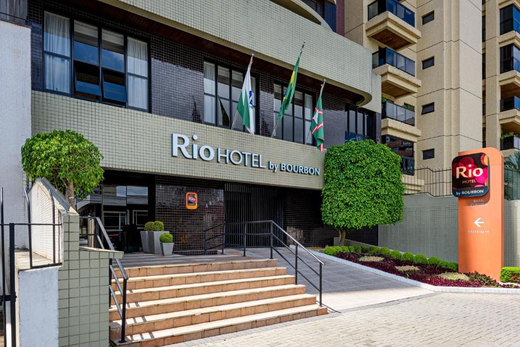 a hospital building with a sign on the front of it at Rio Hotel by Bourbon Batel - Curitiba in Curitiba