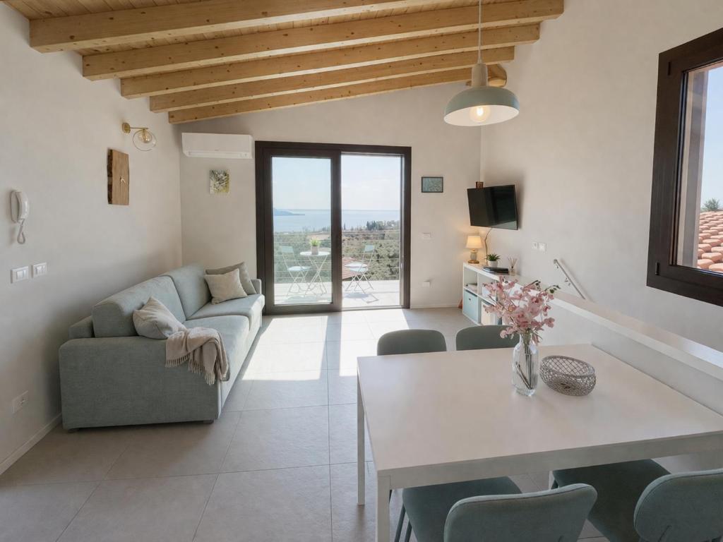 a living room with a couch and a table at La Casetta in Toscolano Maderno