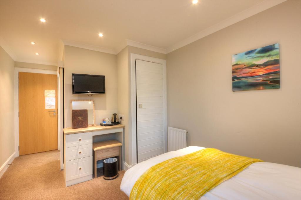 A cozinha ou kitchenette de Falls of Lora Hotel