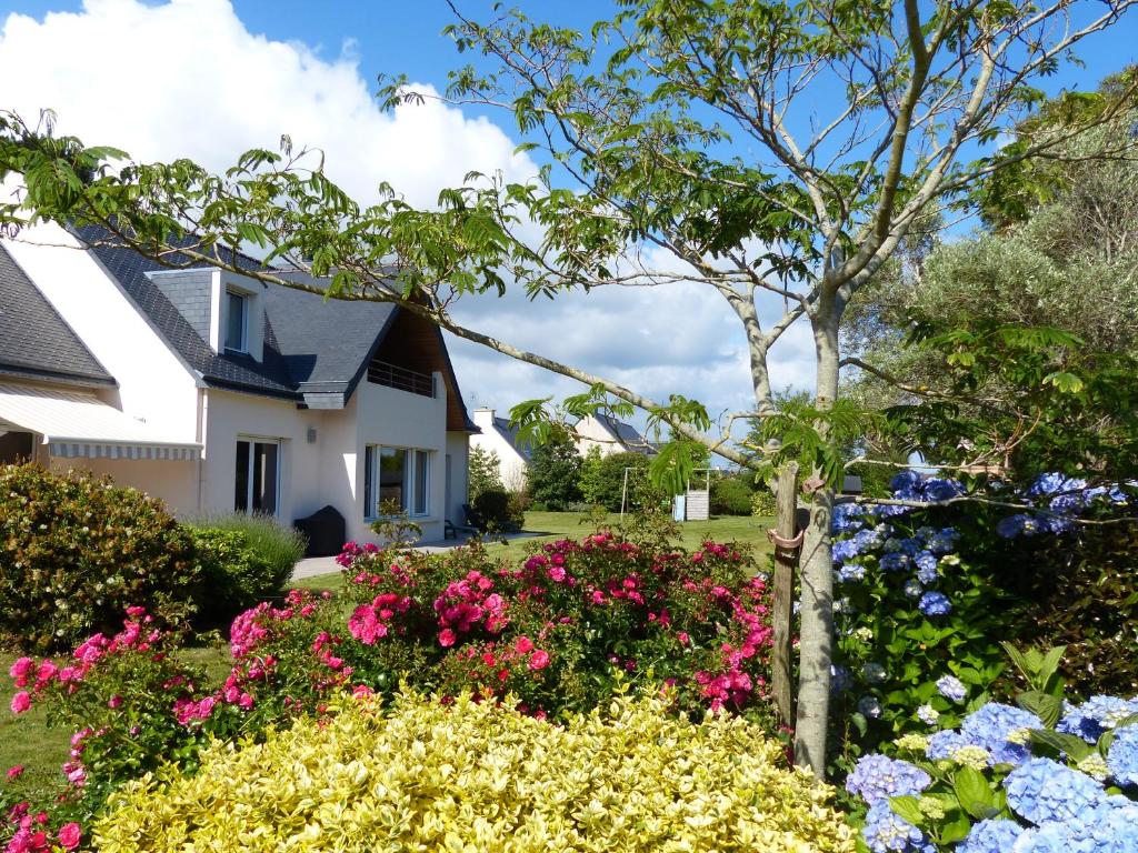 Κήπος έξω από το Villa Kernéhan