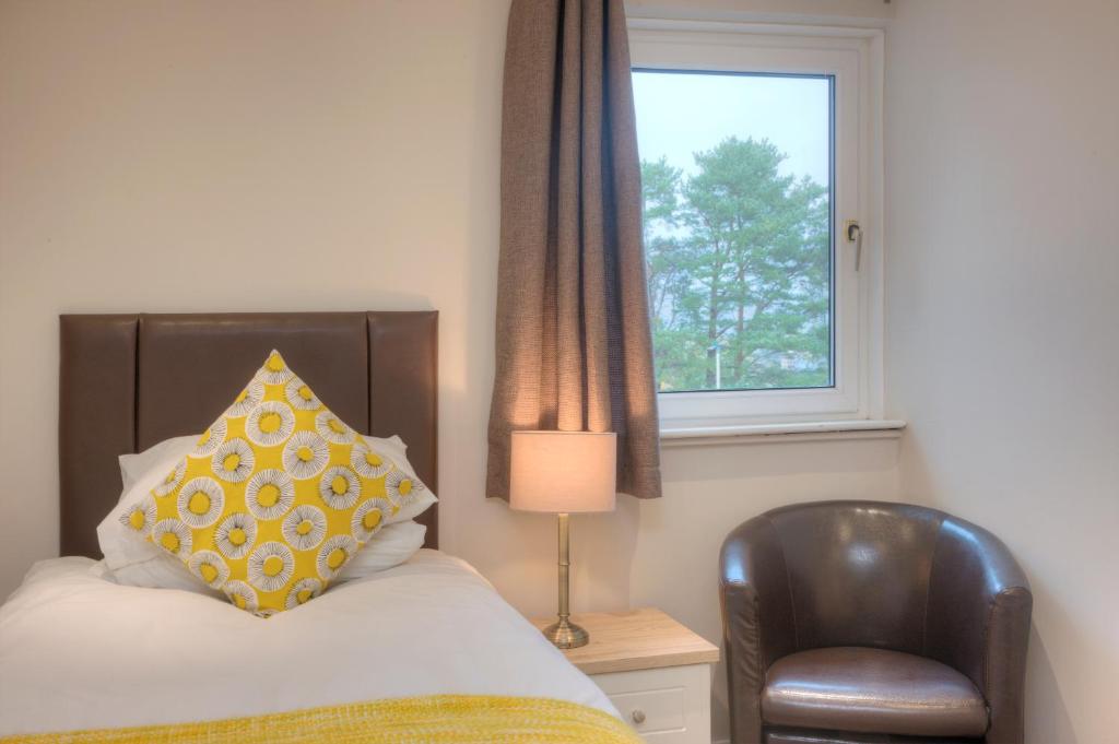Uma cama ou camas num quarto em Falls of Lora Hotel
