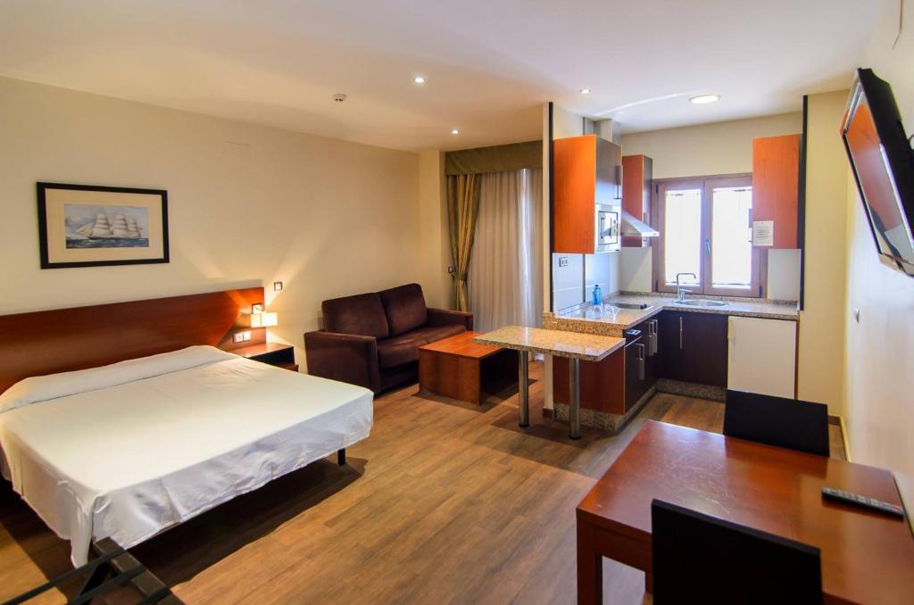 Televízia a/alebo spoločenská miestnosť v ubytovaní Hotel Apartamento Martín Alonso Pinzón
