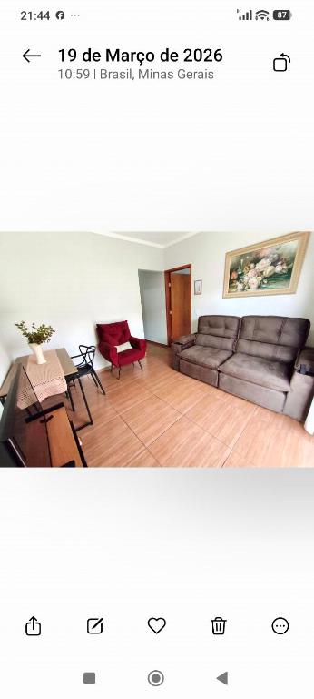 a living room with a couch and a table at Básico & Aconchegante in Itajubá