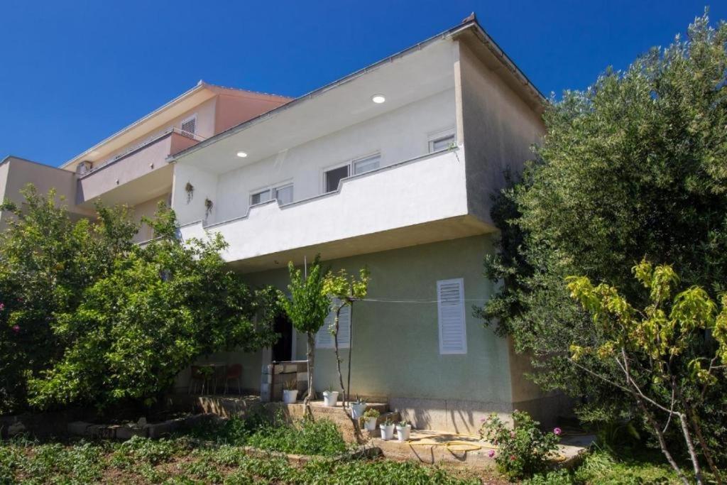 Apartments with parking space Trogir - 25365