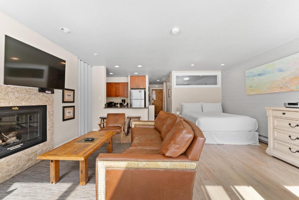 a living room with a couch and a bed at Lakeside #1496 in Keystone