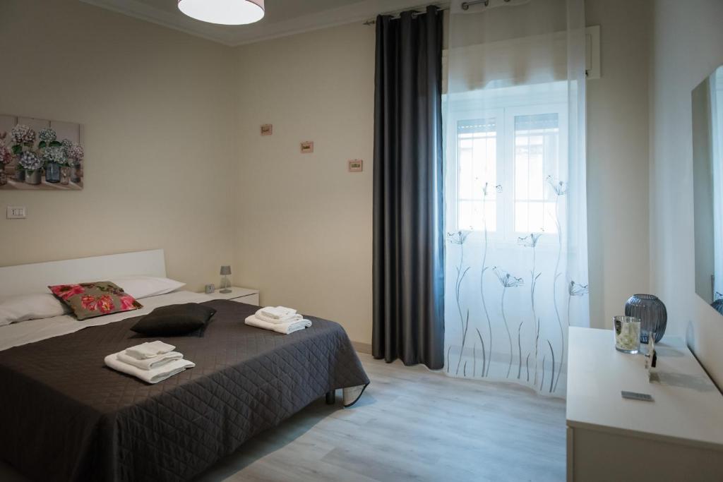 a bedroom with a bed with two towels on it at Casa FONTE GRANDE a due passi dalla Clinica "Immacolata" in Celano