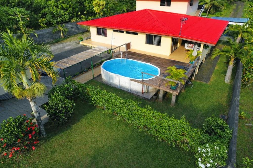 Draufsicht auf ein Haus mit Swimmingpool in der Unterkunft Rainforest Valley in Mataiea