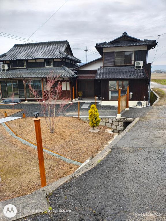 ein Gebäude mit einem Haus mit in der Unterkunft Smith 夫婦 in Setouchi