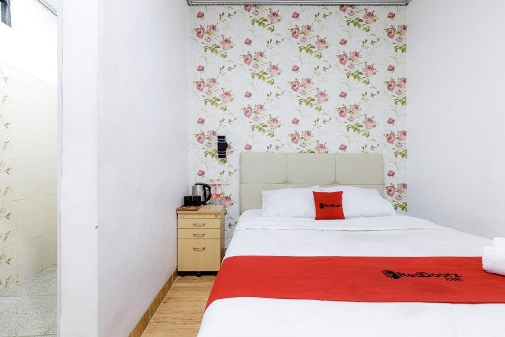 RedDoorz Plus near Trans Studio Cibubur 2 - Suite