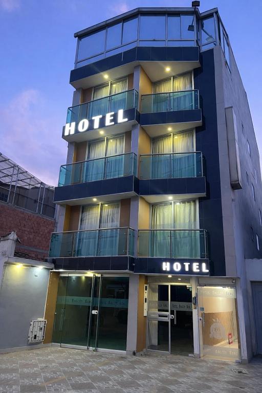 a hotel building with a sign that reads motel at Ayenda Balcon Real in Tunja