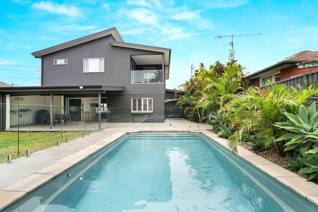 Coastal Family Escape, Pool, Yard & 150m to Warilla Beach, Barrack ...
