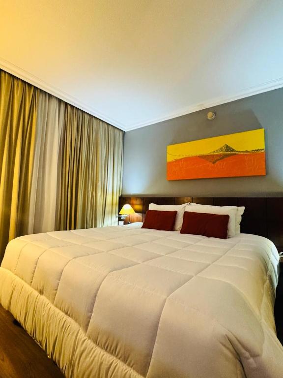 a bedroom with a large white bed in a room at Blu Flat Prime Verbo Divino in São Paulo