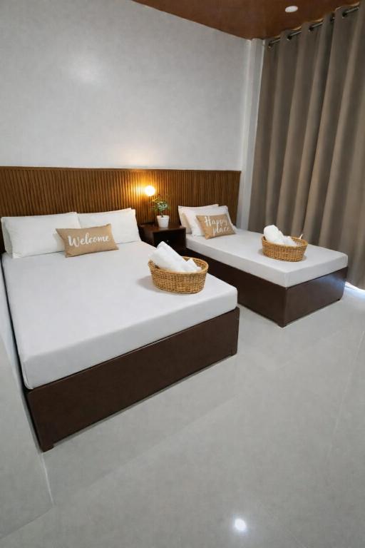two beds in a room with two beds sidx sidx sidx sidx at Estellie Resthouse in Maya