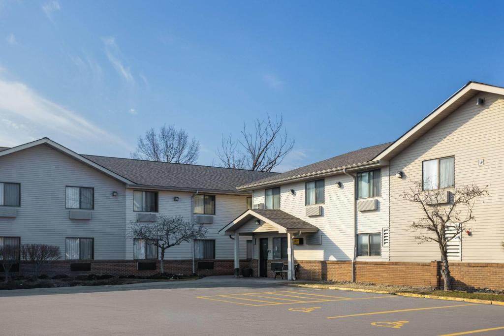 an apartment building with a parking lot at Super 8 by Wyndham Mentor/Cleveland Area in Mentor