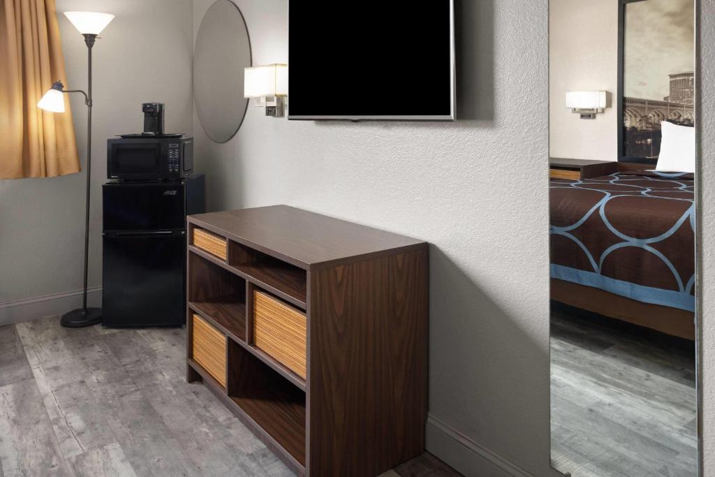 Super 8 by Wyndham Mentor/Cleveland Area photo