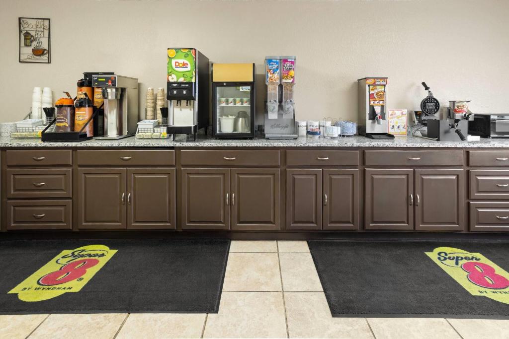 Super 8 by Wyndham Mentor/Cleveland Area photo