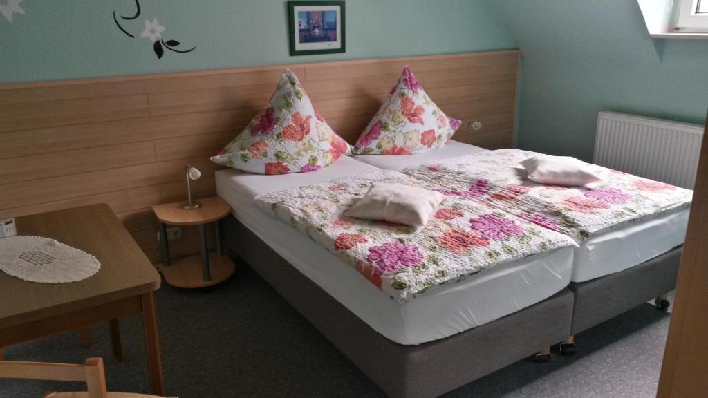 Un dormitorio con una cama con almohadas. en Hotel Andernacher Hof, en Andernach