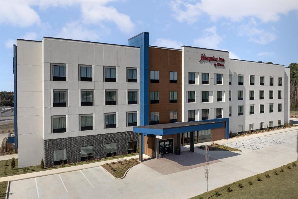 a rendering of the front of the hotel at Hampton Inn By Hilton Clanton in Clanton