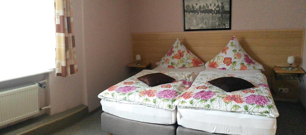 Postel nebo postele na pokoji v ubytování Hotel Andernacher Hof