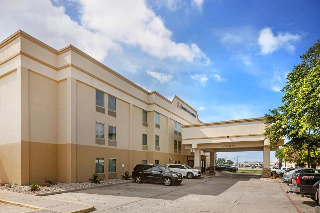 a hotel with cars parked in a parking lot at Comfort Inn & Suites Temple - Medical Center in Temple