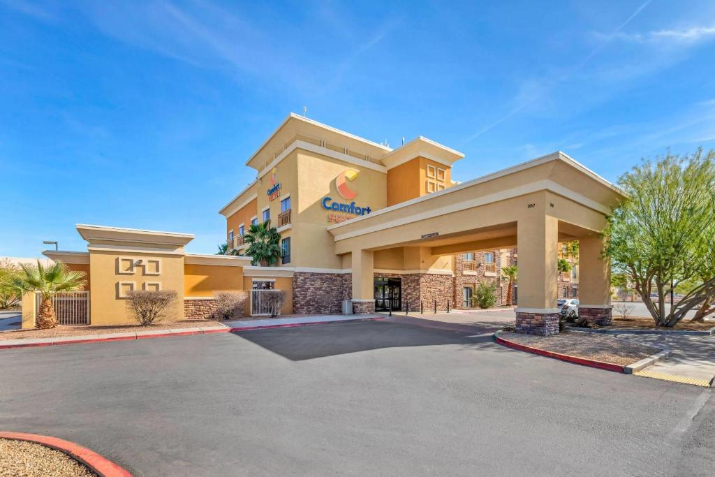 a hotel with a parking lot in front of it at Comfort Suites Blythe in Blythe