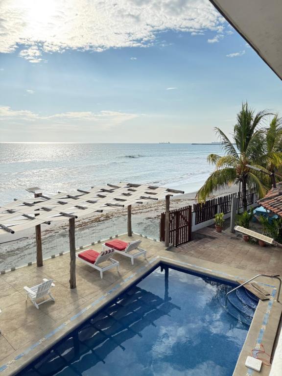 a swimming pool with a view of the beach at Casa villa del mar 2 in Miramar