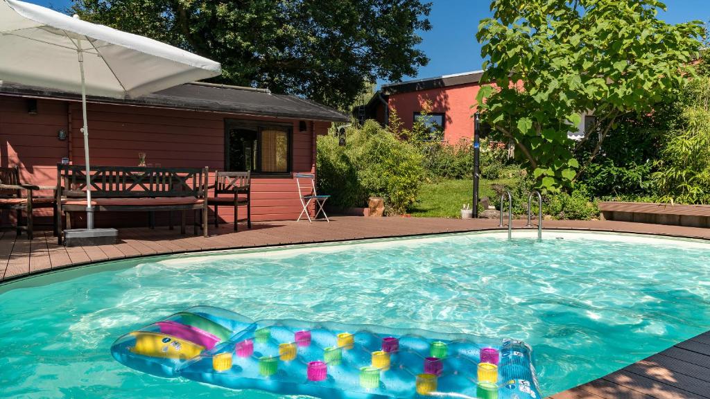 Swimming pool sa o malapit sa Apartment 'Entspannen im Taunus'