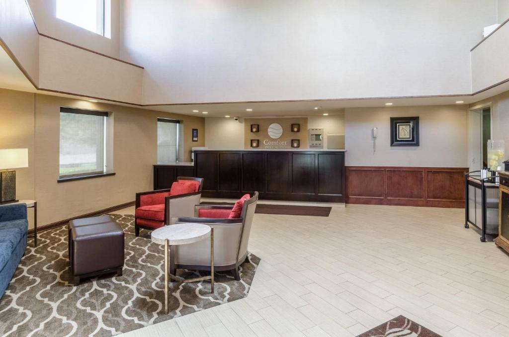 Comfort Inn & Suites West Springfield photo