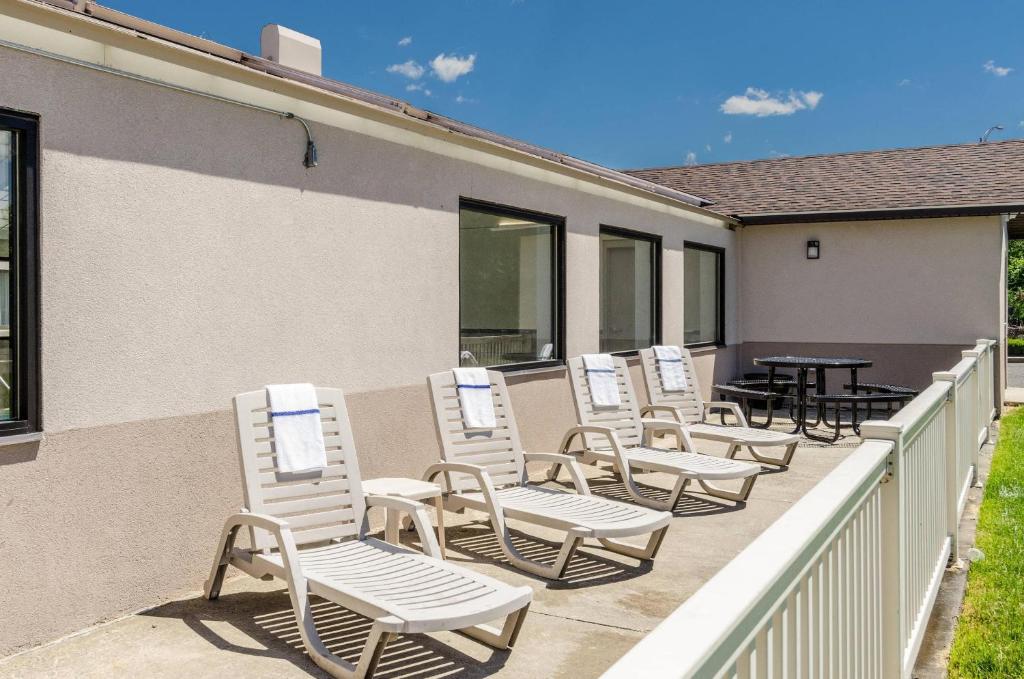 Comfort Inn & Suites West Springfield photo