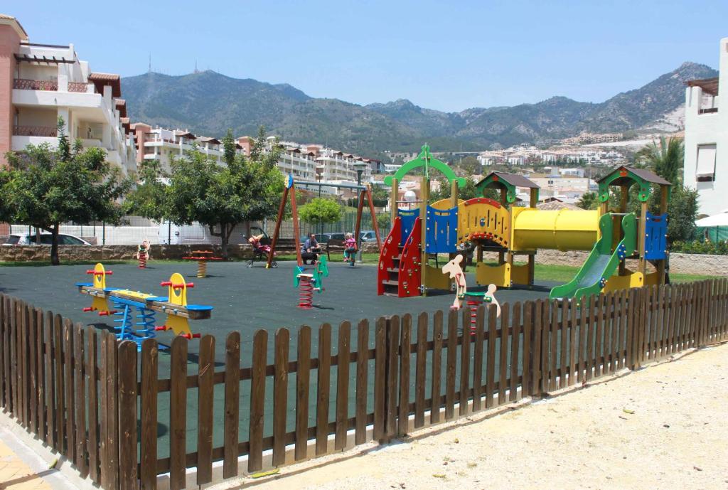 plac zabaw ze sprzętem do zabawy w parku w obiekcie Benalmádena Del Mar Apartments w mieście Benalmádena