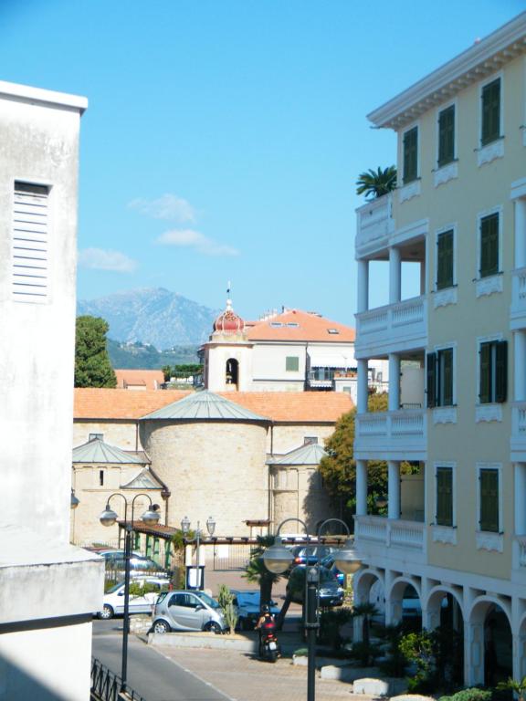 widok na miasto z budynkiem w obiekcie Appartamento Vacanze I Provenzali w mieście Bordighera